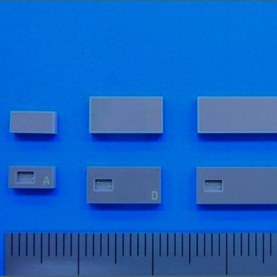 Keramische Bauteile mit integrierter RFID-Antenne (Skala mit 1,0 mm Schritten). Die auf IoT abzielende Entwicklung von Kyocera ermöglicht neue RFID-Applikationen für den Automotive- und mHealth-Markt.(Bild:  Kyocera)