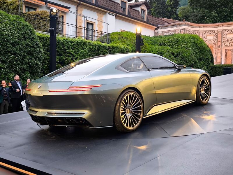 Zu den Alpina-Zitaten gehören unter anderem die 20-Speichen-Leichtmetallräder, die hinten auf stolze 23 Zoll Durchmesser kommen (Bild: SP-X/Mario Hommen)