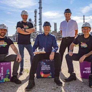 Wieder Zuwachs im Home of Bavarian Deeptech in Gendorf: Auf der eigens vorbereiteten Ansiedlungsfläche Base One im Chemiepark plant das Startup Furanova den Bau seiner Pilotanlage. (von links: ISG-Geschäftsleiter Dominik Gschwendtner, Ansiedlungsmanager Christian Eichner, Furanova-CEO Dr. Oliver Bolzern, Furanova-COO Dr. Christian Keck, ISG-Geschäftsleiter Dr. Christoph von Reden. (Bild: Heiner Heine)