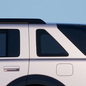 Die charakteristischen dreieckigen Heckfenster wurden übernommen...(Bild:  Chery)