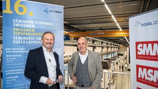 «Nebst den komplexen Geometrien ist es die richtige Beschichtung, die das Zerspanen, insbesondere bei schwierigen Materialien, erst möglich macht», sagt Pascal Streiff (li., Ressortleiter Industriesektoren, Swissmem) im Gespräch mit Matthias Böhm (Chefredaktor SMM). (Bild: Thomas Entzeroth)