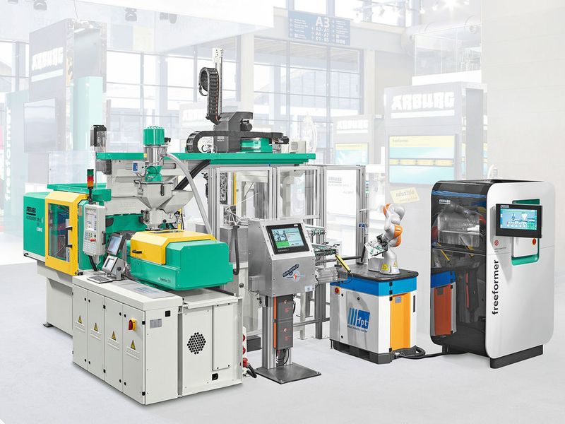 So sah die Fertigungslinie auf der Fakuma 2015 aus. (© ARBURG)