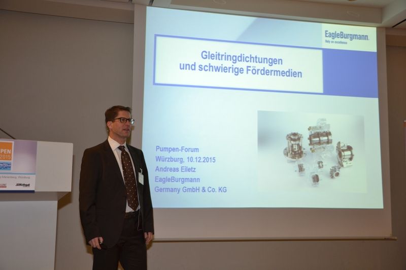 Andreas Eiletz, EagleBurgmann Germany eröffnete den 2. Tag des Pumpen-Forums: „ Wenn Sie die Kataloge der Gleitringdichtungshersteller anschauen, da werden Sie teilweise erschlagen.“ Nach seinem Vortrag über „ Gleitringdichtungen und andere Wellenabdichtungen“ waren die Teilnehmer auf jeden Fall schlauer – und wissen jetzt auch: „Gleitringdichtungen sind Elemente, die man reparieren kann. Sie sind keine Wegwerfprodukte.“ (Bild: Bausewein/PROCESS)