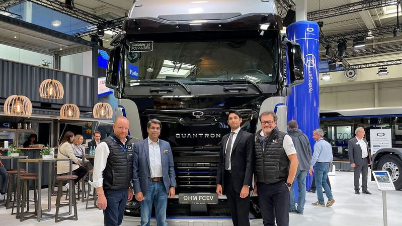 Das Management von ETO Motors und Quantron vor dem Quantron QHM FCEV 44-1000. 