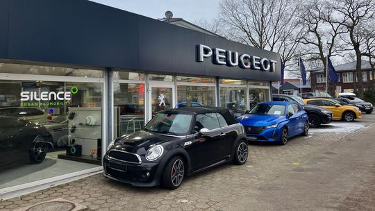 Das Autohaus Lengen in Rotenburg/Wümme ist seit einigen Jahren freier Händler. Die Spuren seiner Marken-Vergangenheit sind aber noch sichtbar.(Bild:  Rehberg - VCG)