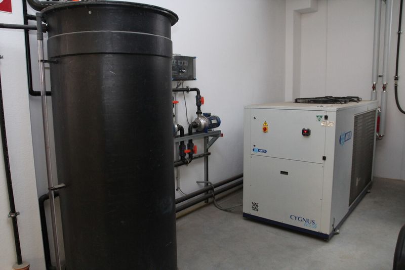 Die Abwärme der Ölbad-Kühlanlage mit einem Wärmepuffer wird in das Heizsystem der Halle eingespeist. (Bild: Kuttkat)