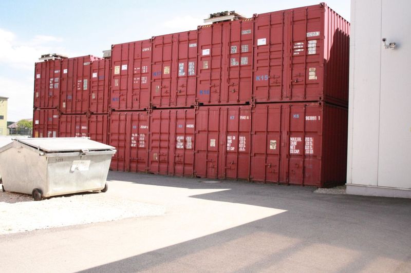 Ganze Container lagern im Hinterhof von Extra Computer. (IT-BUSINESS/Sarah Maier)