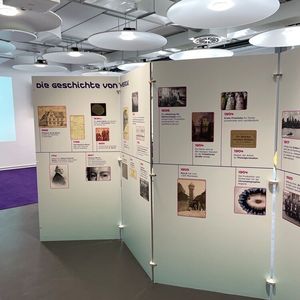 Während der Eröffnung konnten Besucher auch in die Geschichte von Merck ab 1668 eintauchen.(Bild:  Sarah Junker)