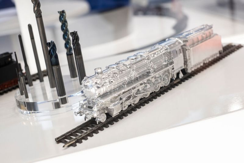 Auch die Miniaturisierung von Bauteilen ist ein Weg, den die Zerspanung heute gehen muss. Deshalb müssen auch die Werkzeuge immer filigrander werden, aber dennoch robust und präzise sein. (Bild: Landesmesse Stuttgart)