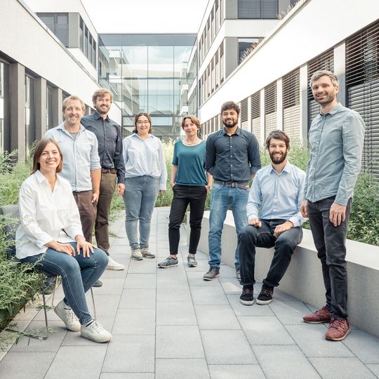 Das Gründungsteam von links nach rechts: Lisa Langer (Gründerin, CFO), Dr. Florian Lombeck (Gründer, Head of Production), Dr. Andreas Büchler (Gründer, COO), Dilara Sultanova (Junior Process Engineer), Claudia Schwarz (Development Engineer), Farmal Khan (Junior Process Engineer), Dr. Matthias Breitwieser (Gründer, CTO), Dr. Severin Vierrath (Gründer, Scientific Advisor). Das Gründungsteam von links nach rechts: Lisa Langer (Gründerin, CFO), Dr. Florian Lombeck (Gründer, Head of Production), Dr. Andreas Büchler (Gründer, COO), Dilara Sultanova (Junior Process Engineer), Claudia Schwarz (Development Engineer), Farmal Khan (Junior Process Engineer), Dr. Matthias Breitwieser (Gründer, CTO), Dr. Severin Vierrath (Gründer, Scientific Advisor).