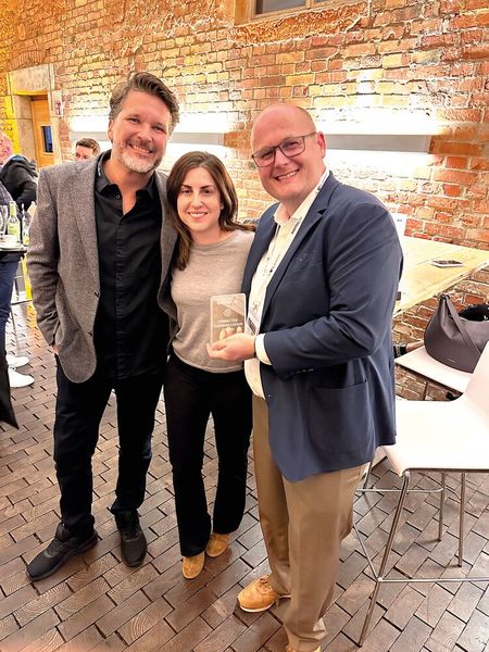 (v. l.) Matthias Ostermeier und Leyre Ezponda (Newline) verleihen ihrem Partner Christoph Klose (AVI-Studio) den Award „Connected Communication“. (Bild: Vogel IT-Medien)