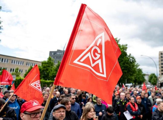 Beim VW-Entwicklungsdienstleister IAV protestierten die Mitarbeiter gegen den geplanten massiven Stellenabbau bis Mitte 2027 in Gifhorn. Besonders hart trifft es den Standort Berlin, wenn die Pläne umgesetzt werden ...(Bild:  IG Metall)