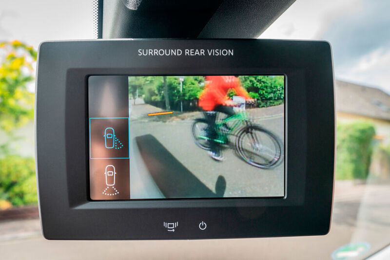 Das Kamerasystem zeigt dem Fahrer  auch Objekte an, die sich von hinten und seitlich des Fahrzeugs nähern. (Opel)