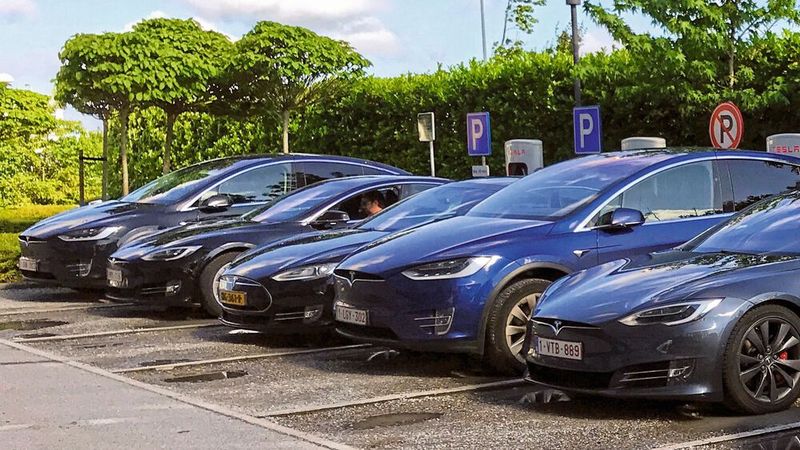 Gebrauchte E-Autos kommen vermehrt auf den Markt. Inzwischen stoßen sie bei Kunden verstärkt auf Interesse.(Bild:  frei lizenziert /  Pixabay)