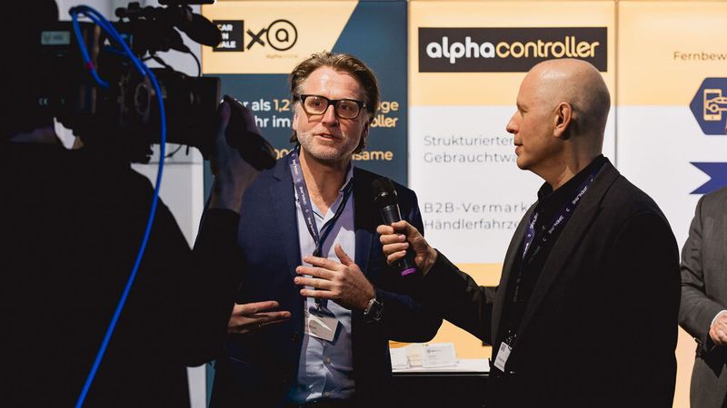 Erste Station in der Sonderausstellung war die Firma Alpha Controller, bekannt durch die Software Alphacontroller. Hier Geschäftsführer Olaf Bock (li.) im Interview mit Patrick Heun. (Bild: Stefan Bausewein)