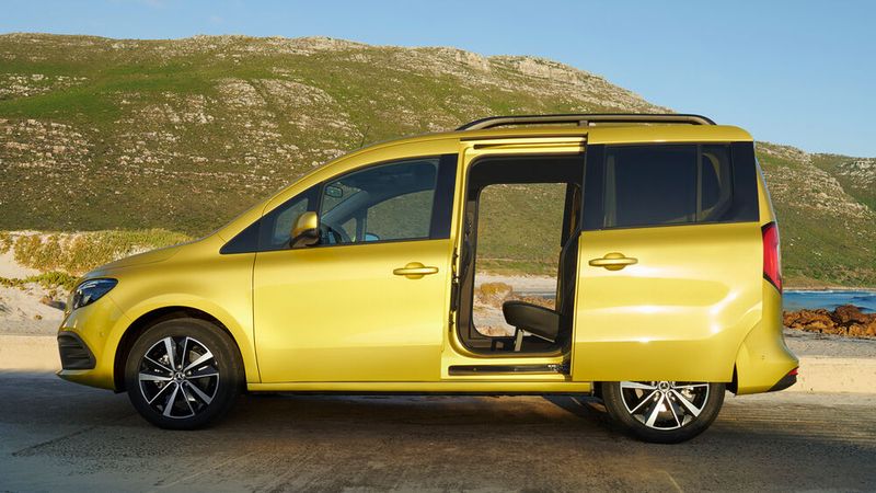 ... die für die Zielgruppe Familien durchaus praktisch sind. (Bild: Mercedes)