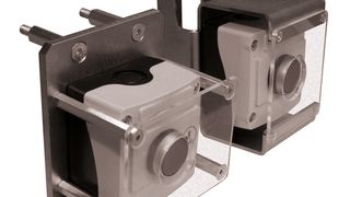 So (r.) sehen Halter für Schalter und Taster aus, wenn sie aus einer Blechkonstruktion bestehen: stabiler, sicherer und mit nur fünf Montageteilen im Vergleich zu Haltern, die aus 14 Kaufteilen bestehen (l.). (Bild: Trumpf)