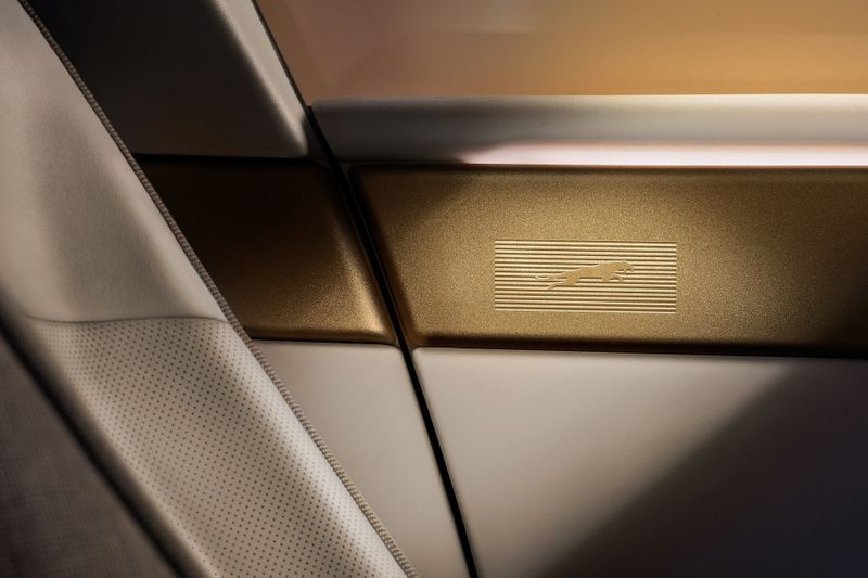 Im Innenraum des Type 01 ist das Leaper genannte Katzensymbol mehrfach vorhanden. (Bild: JLR)