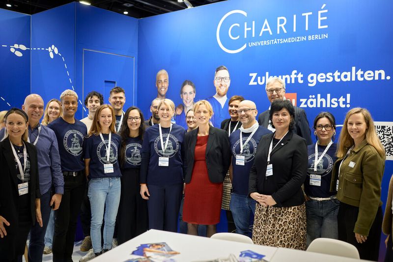 Karin Prien, Bundesministerin für Bildung, Familie, Senioren, Frauen und Jugend, war ebenfalls vor Ort. Unter anderem am Stand der Charité ... (Bild: Jan Pauls / Deutscher Pflegetag)