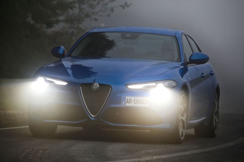 Alfa setzt beim Giulia-Topmodell noch auf Bi-Xenon-Scheinwerfer statt auf LED-Technik. (Alfa Romeo)