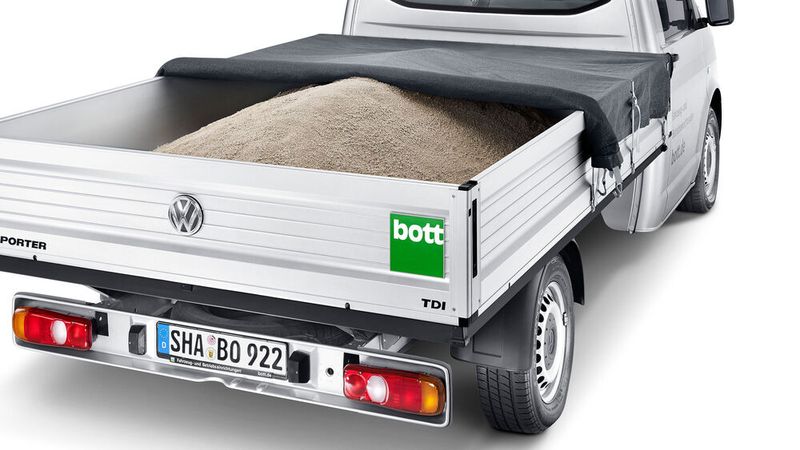 Mit dem Ladungssicherungsgewebe lässt sich loses Transportgut abdecken und sichern. (Bild: Bott)