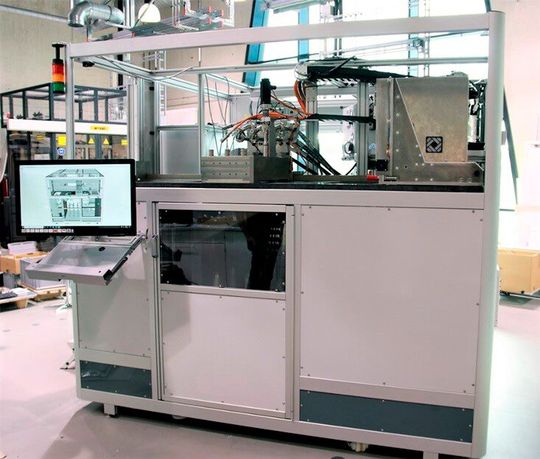 Bild 2: Das ist das 3D-Drucksystem, das am Fraunhofer-Zentrum für Hochtemperatur-Leichtbau HTL entworfen und konstruiert wurde. Es nutzt das neuartige FFS-Verfahren (Free Flow Structuring) für die Additive Fertigung von Keramikkomponenten. Es druckt auf einer Fläche von 350 Millimenter × 500 Millimeter.(Bild:  Fraunhofer-ISC)