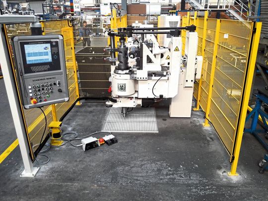 In der Rohrbiegemaschine CNC 80 E TB MR bei ELB-Form zeigt die NXG-Steuerung, wie sehr sie die Produktion beschleunigen kann.(Bild:  Schwarze-Robitec)