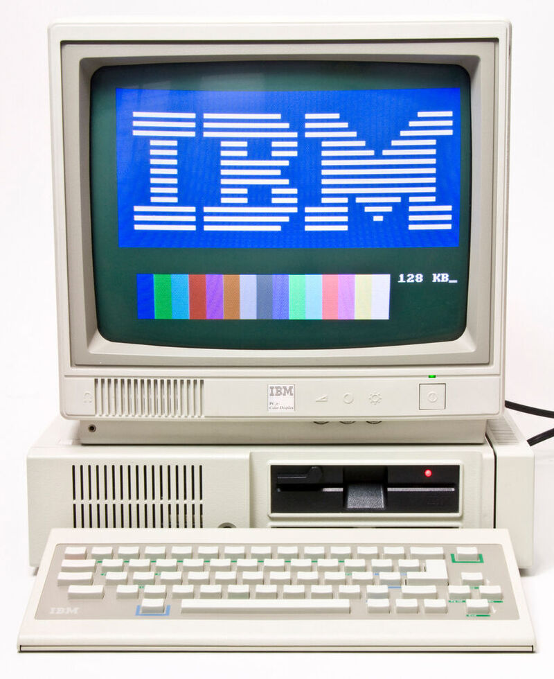 IBM PCjr mit Originalbildschirm und "Chiclet"-Tastatur (Kaugummitastatur)