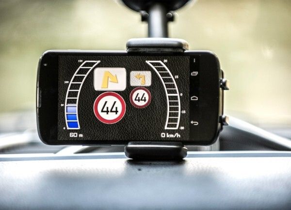 Vorausschauende Navigation – Bewusstes Ausrollen vor dem Ortsschild: Die vorausschauende Navigation von Bosch vernetzt Kartendaten mit dem Fahrzeugantrieb. Dadurch können Fahrer bis zu 15% Kraftstoff sparen. Anhand der Streckenvorschau errechnet das Motormanagement dynamisch die benötigte Antriebsenergie und steuert den Verbrennungs- oder Elektromotor vorausschauend an. (Bild: Bosch)