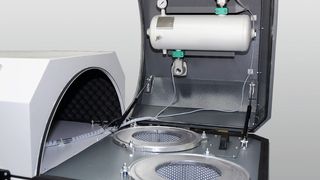 Beim neuen Dustomat-4-Entstauber ist der Filterwechsel in Standhöhe möglich. (Bilder: Esta)