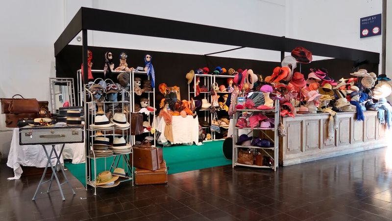 Auch ein typischer Stand auf der Techno Classica: zeitgenössische Kleidung und Accessoires. (Bild: Diehl/»kfz-betrieb«)