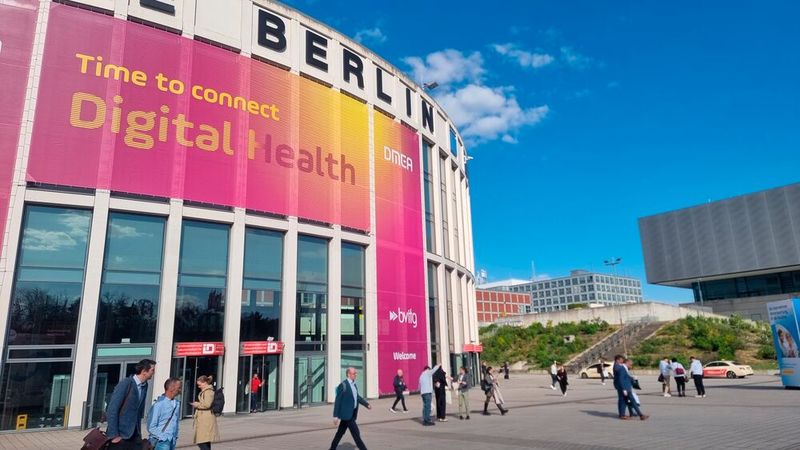 Die „DMEA – Connecting Digital Health“ verbindet Zukunftsthemen wie KI, Interoperabilität und digitale Versorgung im Gesundheitswesen. Dieses Jahr setzte die Veranstaltung ihren Fokus insbesondere auf digitale Patientenversorgung, Patient Empowerment, Europäischer Gesundheitsdatenraum (EHDS), Telemedizin sowie Cybersecurity. (Bild: © Serina Sonsalla)