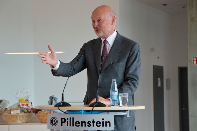 Vater Bernd Pillenstein betonte, dass er Immobilien im Automobilvertrieb für den persönlichen Kontakt zum Kunden für unersetzlich hält – und dass mittlerweile auch Online-Versandhändler auf das Ladengeschäft setzen: „Das Zwischenmenschliche ist bei Traumprodukten wichtig.“ (Achter / »kfz-betrieb«)