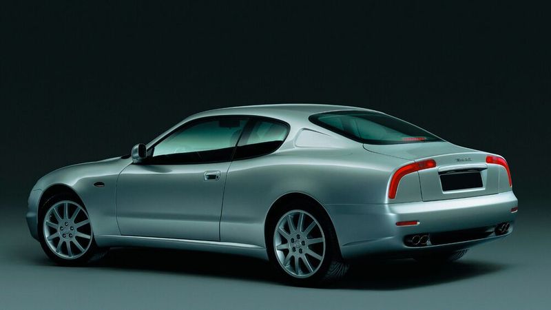 Der 3200 GT wurde nur von 1998 bis 2001 hergestellt. Er war bis zur Einführung des MC20 im Jahr 2020, das letzte Maserati-Sportcoupé mit Biturbo-Motor. DER 3,2-Liter-V8 mobilisierte 272 kW (370 PS). Das auffälligste Gestaltungselement sind die wie ein Bumerang geformten Rückleuchten mit Leuchtdioden. Es war das erste Auto in Serie mit LED-Rückleuchten- Sie verschwanden aber bereits nach vier Jahren mit der Einführung des Nachfolgemodells.  (Bild: Maserati)