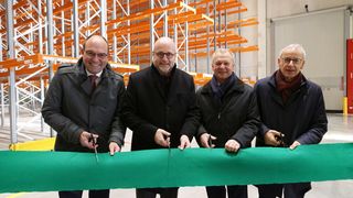 Gemeinsam nahmen Dr. Alexander Wagner und Jürgen Vormann, Geschäftsführer von Infraserv Höchst, mit Dr. Klaus Alberti und Dr. Andreas Brockmeyer, Geschäftsführer Infraserv Logistics (von links), das neue Gefahrstofflager im Industriepark Höchst symbolisch in Betrieb. (Bild: Maik Reuß/ Infraserv Höchst )