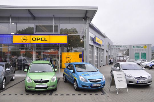 Familie Ehret startet in dem neuen Opel-Betrieb mit 14 Mitarbeitern. (Archiv: Vogel Business Media)
