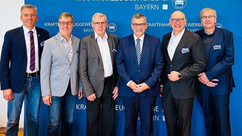 Präsidenten Günter Friedl (2. v. r.) mit Dr. Florian Herrmann, Leiter der Bayerischen Staatskanzlei (4. v.l.), dem unterfränkischen Obermeister Roland Hoier (l.), dem stellvertretenden Landesinnungsmeister Rudolf Angerer (2. v. l.) und den Vizepräsidenten Hans Bader (3. v.l.) und Karl-Heinz Breitschwert (r.). (Bild:  Kfz-Gewerbe Bayen)