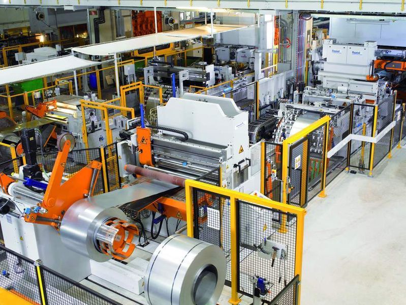Bandanlage an der 800-t-Presse, die für Bandbreiten von 500 bis 1400 mm bei Stahl und Aluminium, Blechdicken von 0,5 bis 1,5 mm und Coilgewichte bis 15 t ausgelegt ist. Bilder: Schuler (Archiv: Vogel Business Media)