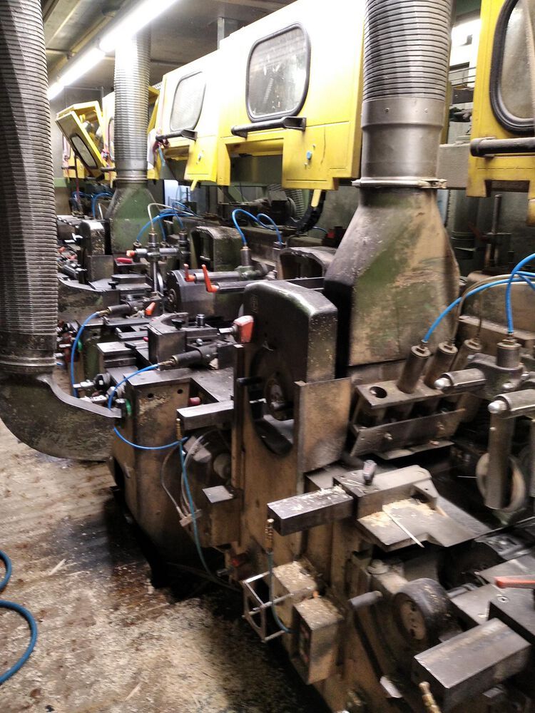 In der Holzverarbeitung arbeiten viele Maschinen Hand in Hand. Hier die Hobelanlage in der Gesamtansicht. In der Holzverarbeitung arbeiten viele Maschinen Hand in Hand. Hier die Hobelanlage in der Gesamtansicht.