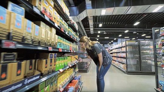 Wenn das Smartphone zum mobilen Kontrollzentrum im Store wird, lassen sich damit Betriebsabläufe lückenlos erfassen. Wenn das Smartphone zum mobilen Kontrollzentrum im Store wird, lassen sich damit Betriebsabläufe lückenlos erfassen.