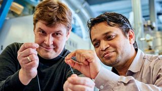 Wissenschaftler Pavan Manvi von der RWTH Aachen University (rechts) und Forscher Dr. Jochen Norwig von Covestro zeigen den Prototyp einer Kunststofffaser aus CO2. (Covestro)