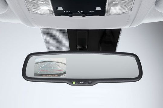 Auf Wunsch lässt sich der CT 200h mit einem Video-Einparksystem ausrüsten. Eine Heckkamera zeigt den Bereich hinter dem Fahrzeug auf einem 3,3 Zoll großen Monitor am Innenspiegel. Zusätzlich werden Hilfslinien eingeblendet. (Archiv: Vogel Business Media)