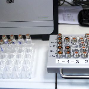 Abb. 2: Vergrößerte und mit einem speziellen Rack für die Probenentnahmegefäße versehene Verfahreinheit des Autoinjektors.