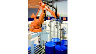 Der neue Robot Filler befüllt Fässer und Kanister automatisch mit flüssigen oder pastösen Produkten.Bild: Feige (Archiv: Vogel Business Media)