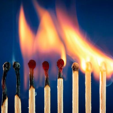 Flächenbrand vermeiden: Unternehmen müssen ihre Sicherheitsstrategie entlang der gesamten Software-Lieferkette denken – vom eingesetzten Tool über die Zugriffsrechte bis hin zu den verbundenen Plattformen und Prozessen. (Bild: © Romolo Tavani - stock.adobe.com)