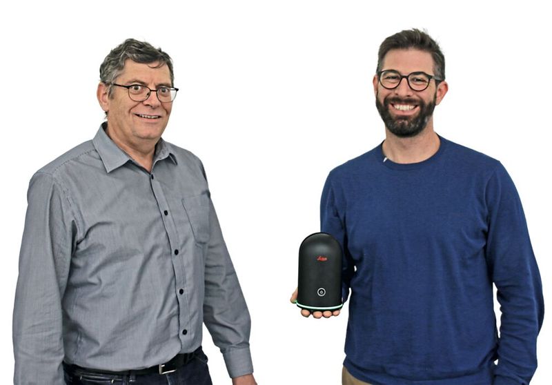 Sichtlich stolz auf den gemeinsamen Erfolg: Heinz Staub (l.) und Simon Mark mit dem Laserscanner BLK 360. (Bild: Klaus Vollrath)