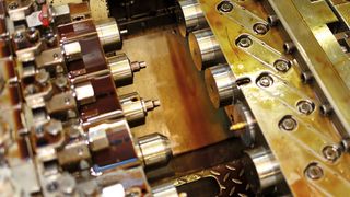 Bild 1: Präzisionsbauteile werden mit sechs Umformstufen und durch einen klar definierten Prozessablauf spanlos hergestellt. (Bild: Arnold Umformtechnik)