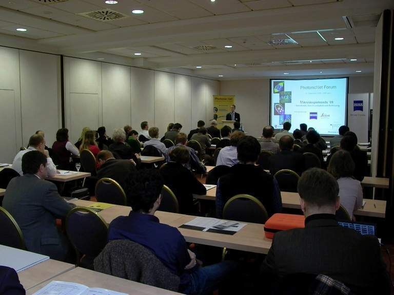 Über 60 Teilnehmer informierten sich auf dem Forum Mikroskopietrends ’08 über neue Entwicklungen der Mikroskopie.. (Bild: PhotonicNet)