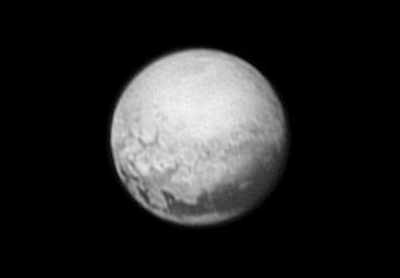 Die am 9. Juli 2015 in einer Entfernung von 5,4 Millionen Kilometern entstandene Aufnahme gibt erste Hinweise auf geologische Aktivitäten. (Bild: NASA)