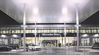 In Karlsruhe-Knielingen erstrahlt der Standort des ältesten Mercedes-Händlers in neuem Glanz. (S&G Automobile AG)